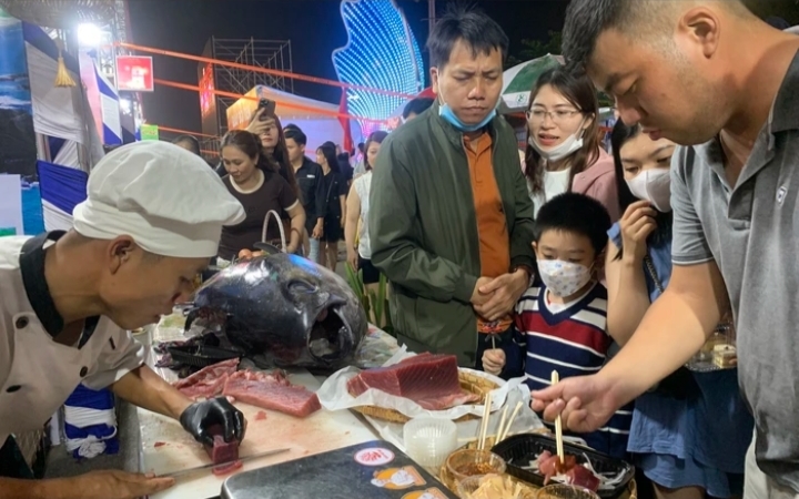 Du khách thưởng thức cá ngừ đại dương tại Lễ hội Văn hóa Ẩm thực Bịnh Định 2024